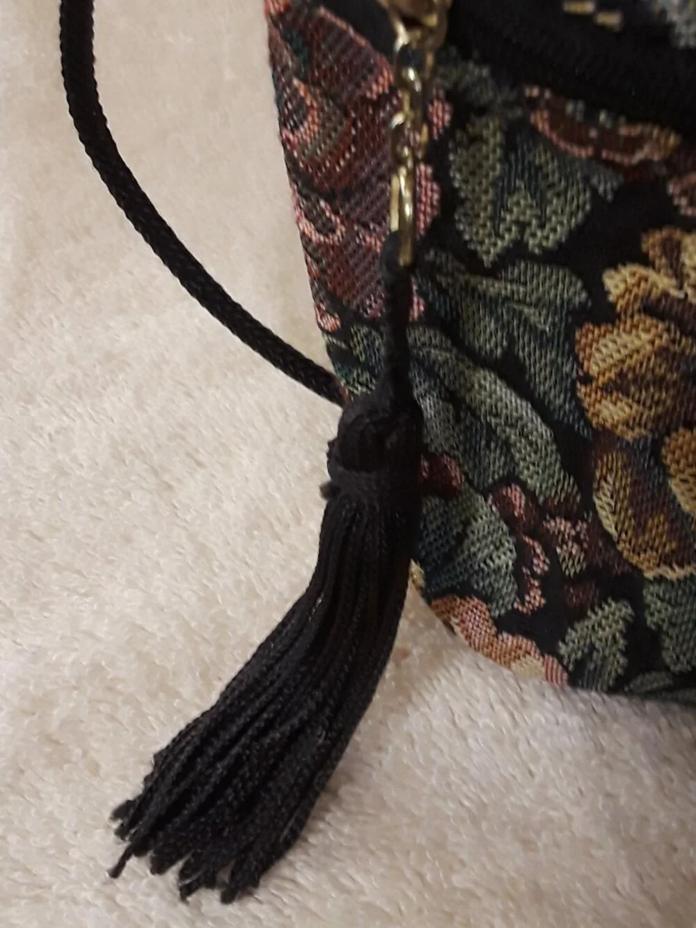 Vintage ClothWorks Sm Floral Tapestry Crossbody Bag Black Green Rose Tassel Zip
